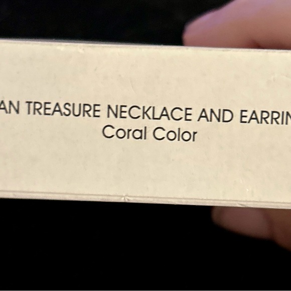 AVON New in Box, necklace and earring set. - Picture 8 of 9